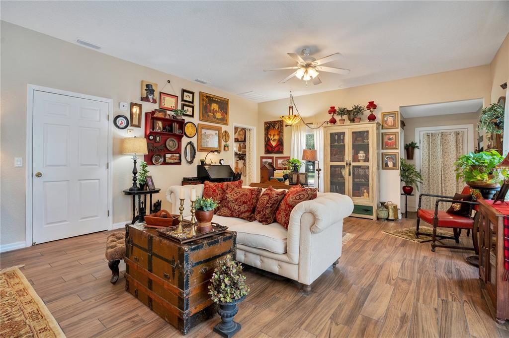 For Sale: $850,000 (5 beds, 3 baths, 4127 Square Feet)