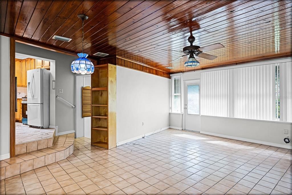 合同活跃: $750,000 (4 贝兹, 3 浴室, 2497 平方英尺)