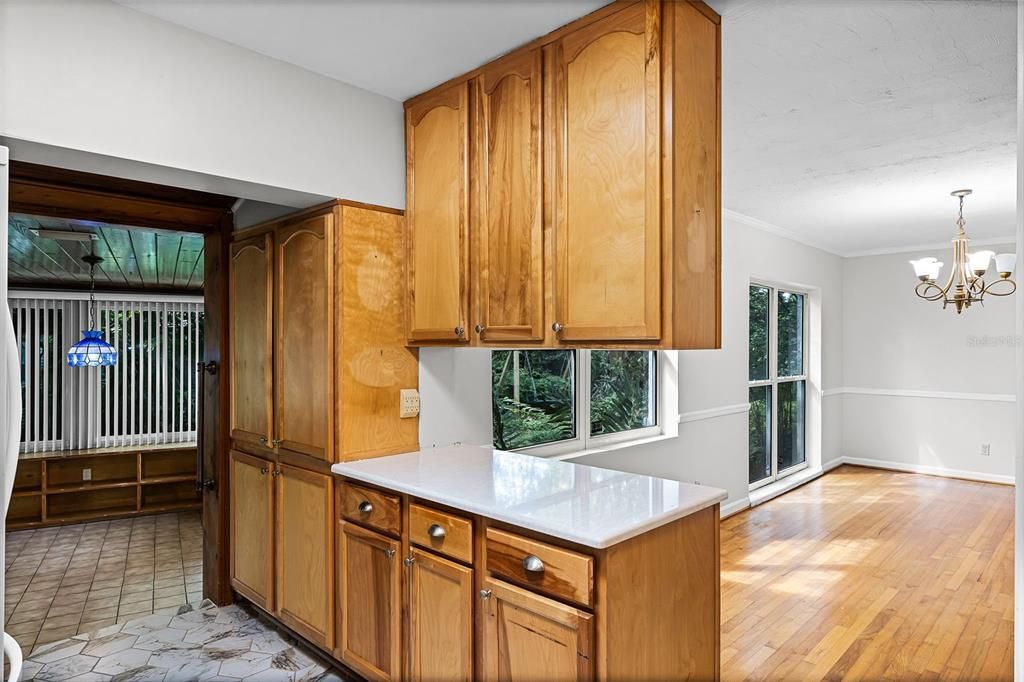 合同活跃: $750,000 (4 贝兹, 3 浴室, 2497 平方英尺)