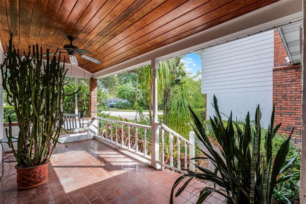 合同活跃: $750,000 (4 贝兹, 3 浴室, 2497 平方英尺)