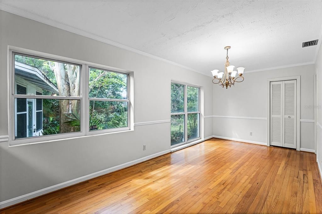 合同活跃: $750,000 (4 贝兹, 3 浴室, 2497 平方英尺)