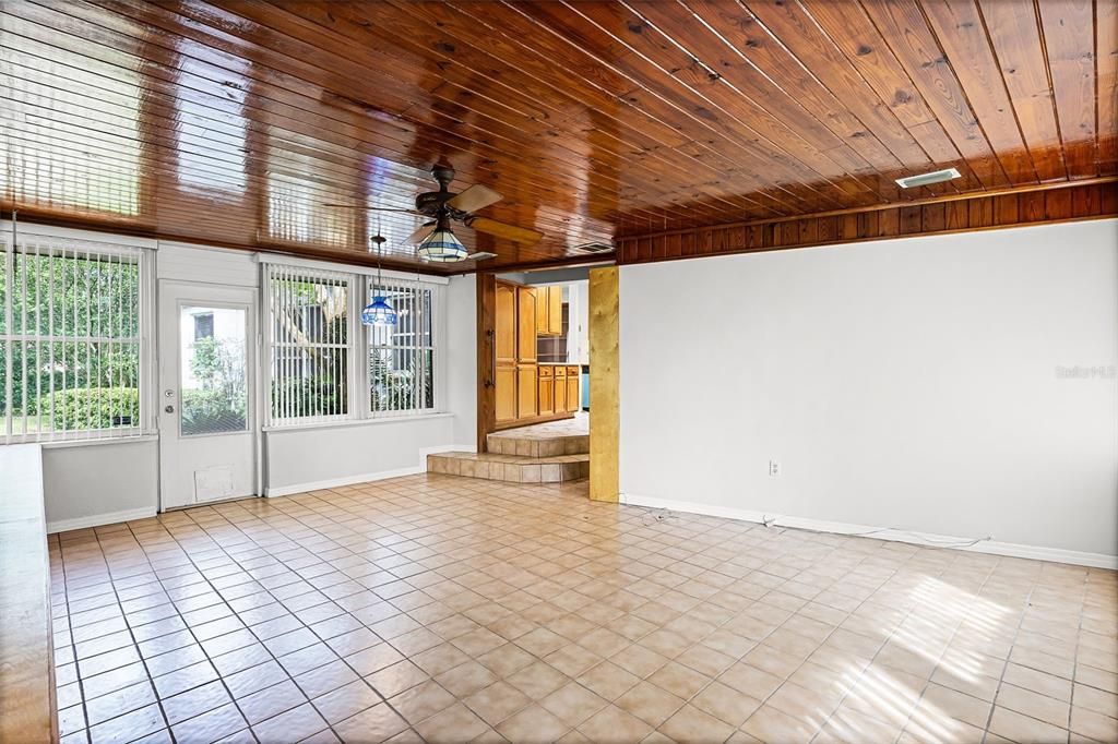 合同活跃: $750,000 (4 贝兹, 3 浴室, 2497 平方英尺)