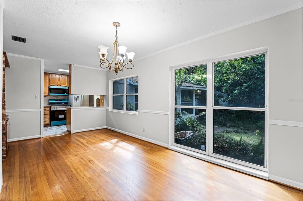 合同活跃: $750,000 (4 贝兹, 3 浴室, 2497 平方英尺)