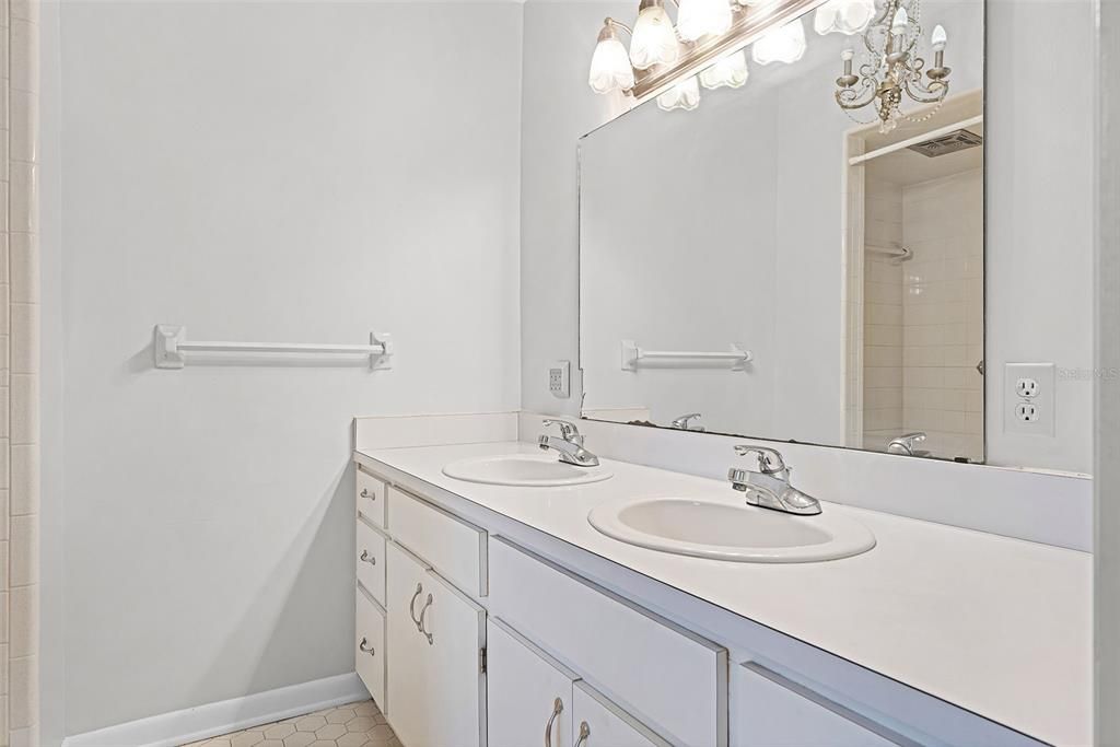 合同活跃: $750,000 (4 贝兹, 3 浴室, 2497 平方英尺)