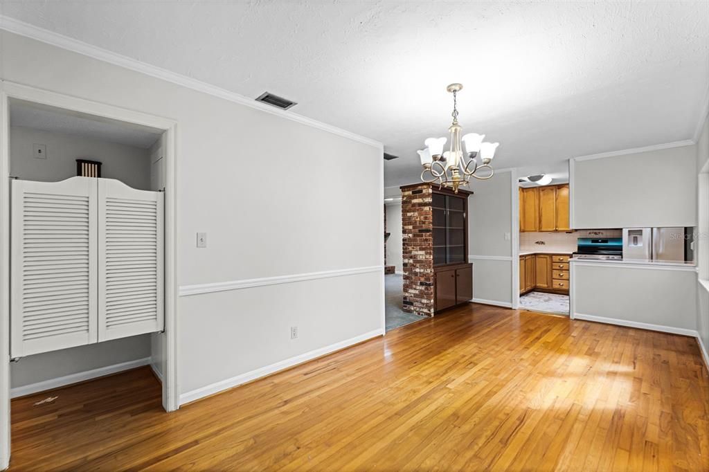 合同活跃: $750,000 (4 贝兹, 3 浴室, 2497 平方英尺)