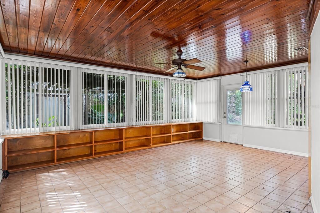 合同活跃: $750,000 (4 贝兹, 3 浴室, 2497 平方英尺)