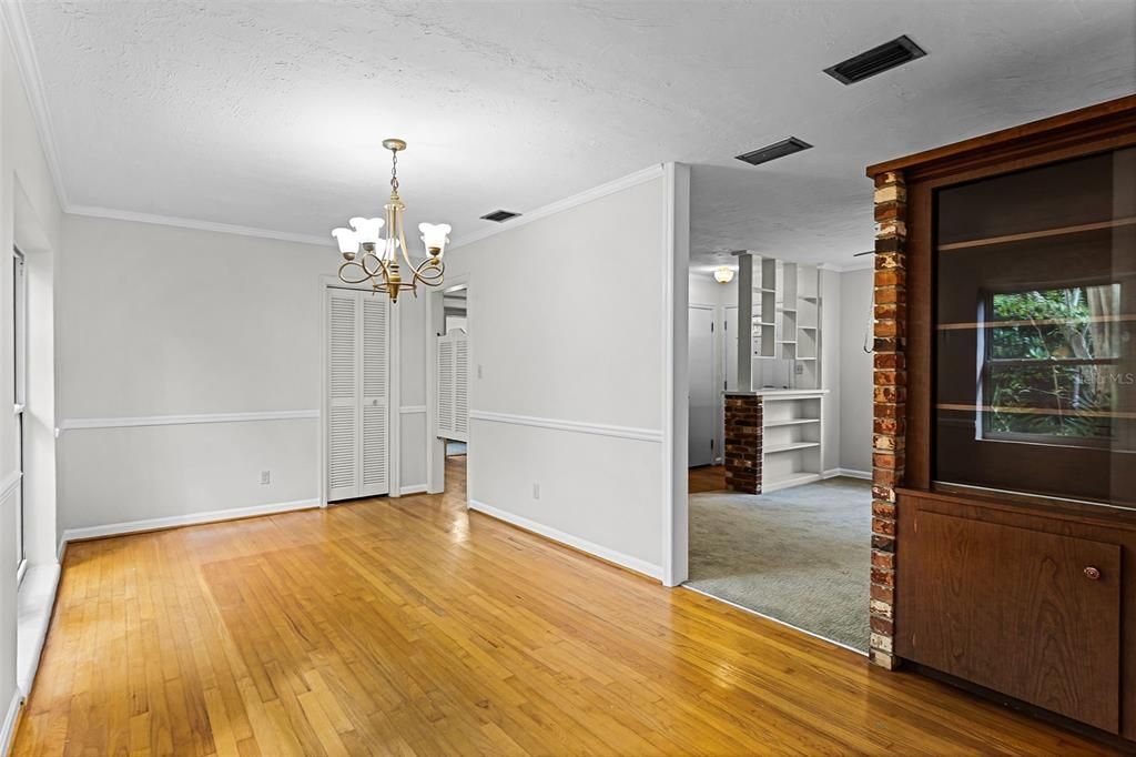 合同活跃: $750,000 (4 贝兹, 3 浴室, 2497 平方英尺)