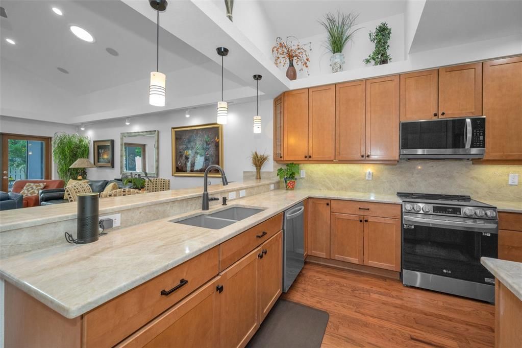 合同活跃: $648,500 (3 贝兹, 2 浴室, 2207 平方英尺)