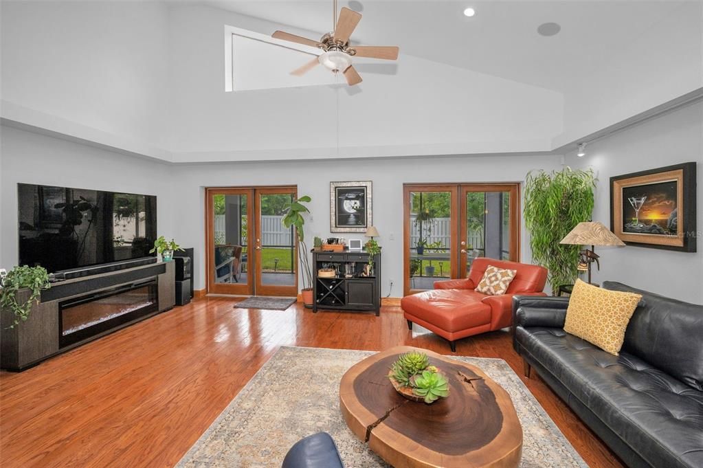 合同活跃: $648,500 (3 贝兹, 2 浴室, 2207 平方英尺)