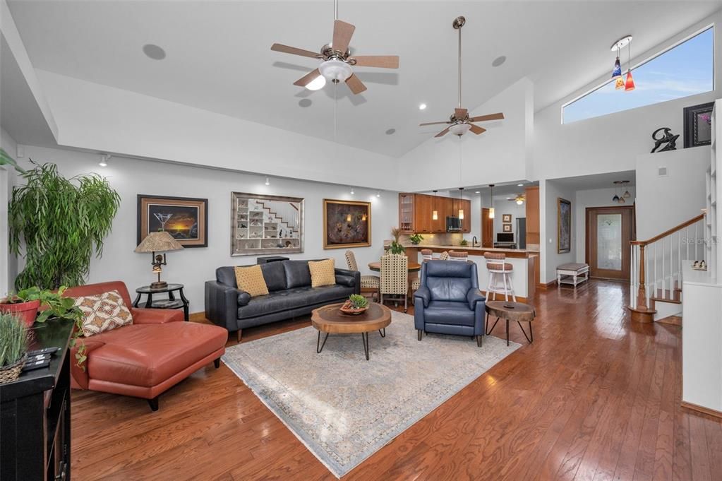 合同活跃: $648,500 (3 贝兹, 2 浴室, 2207 平方英尺)