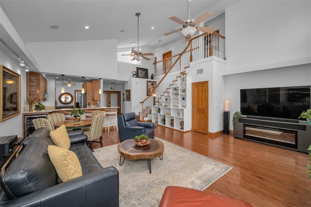 合同活跃: $648,500 (3 贝兹, 2 浴室, 2207 平方英尺)