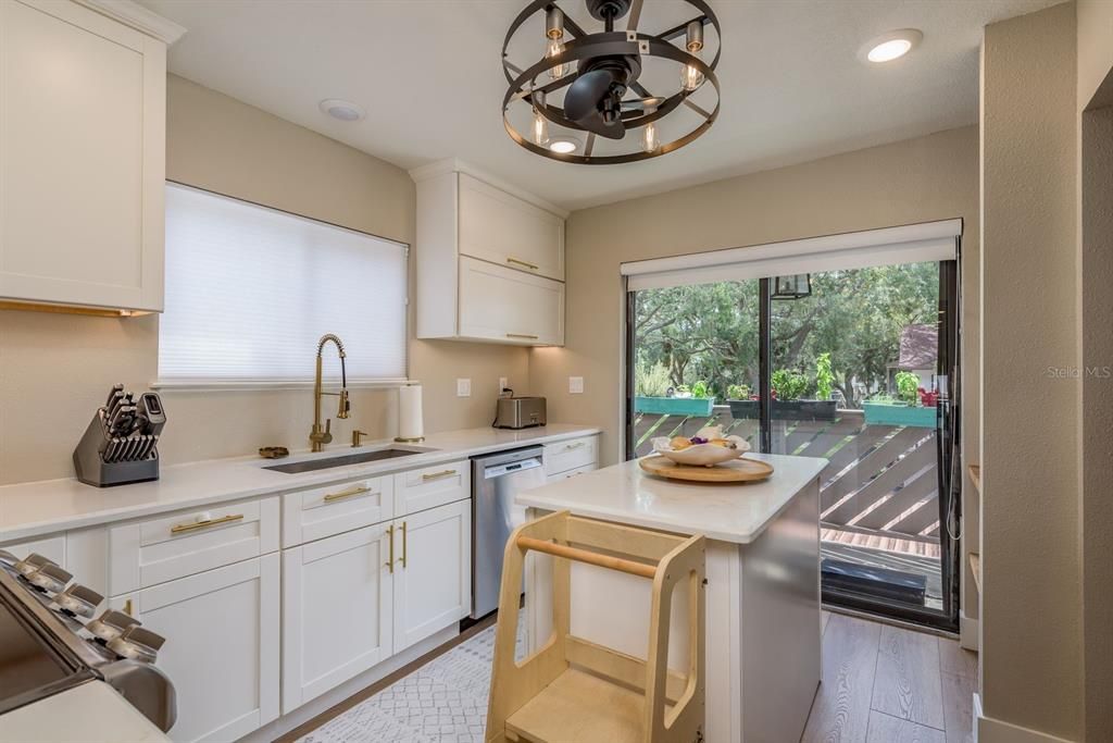 待售: $235,000 (2 贝兹, 2 浴室, 1060 平方英尺)