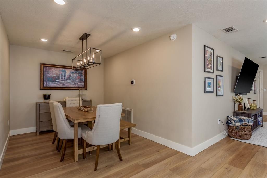 待售: $235,000 (2 贝兹, 2 浴室, 1060 平方英尺)