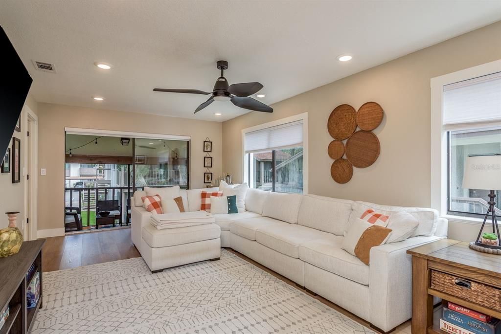 待售: $235,000 (2 贝兹, 2 浴室, 1060 平方英尺)