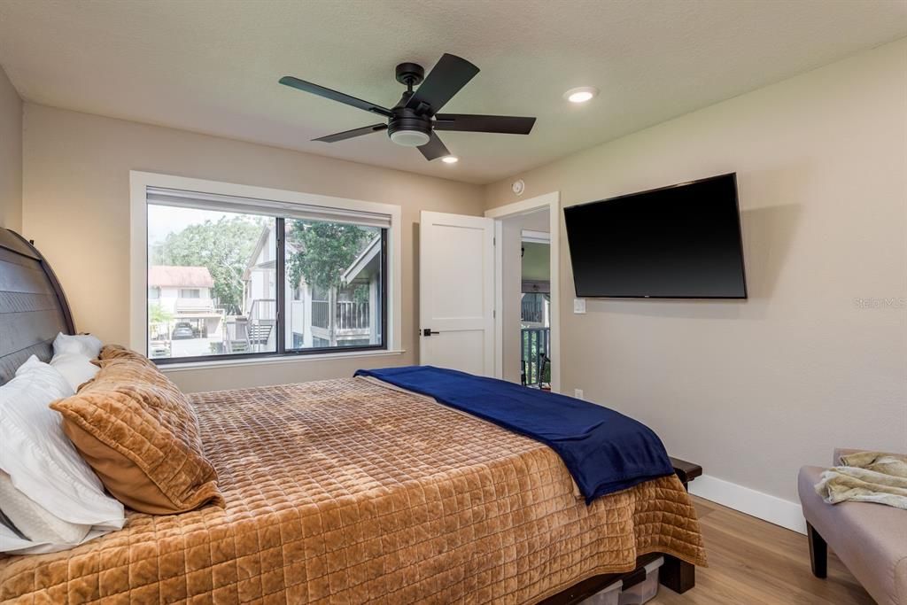 待售: $235,000 (2 贝兹, 2 浴室, 1060 平方英尺)