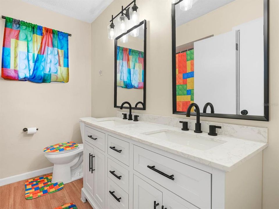 На продажу: $550,000 (5 спален, 2 ванн, 2006 Квадратных фут)