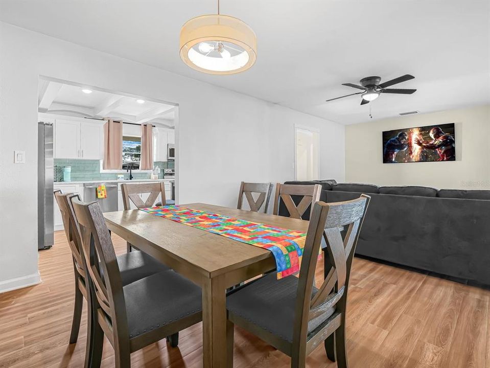 На продажу: $550,000 (5 спален, 2 ванн, 2006 Квадратных фут)