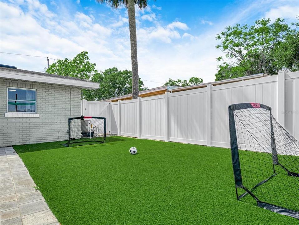 На продажу: $550,000 (5 спален, 2 ванн, 2006 Квадратных фут)