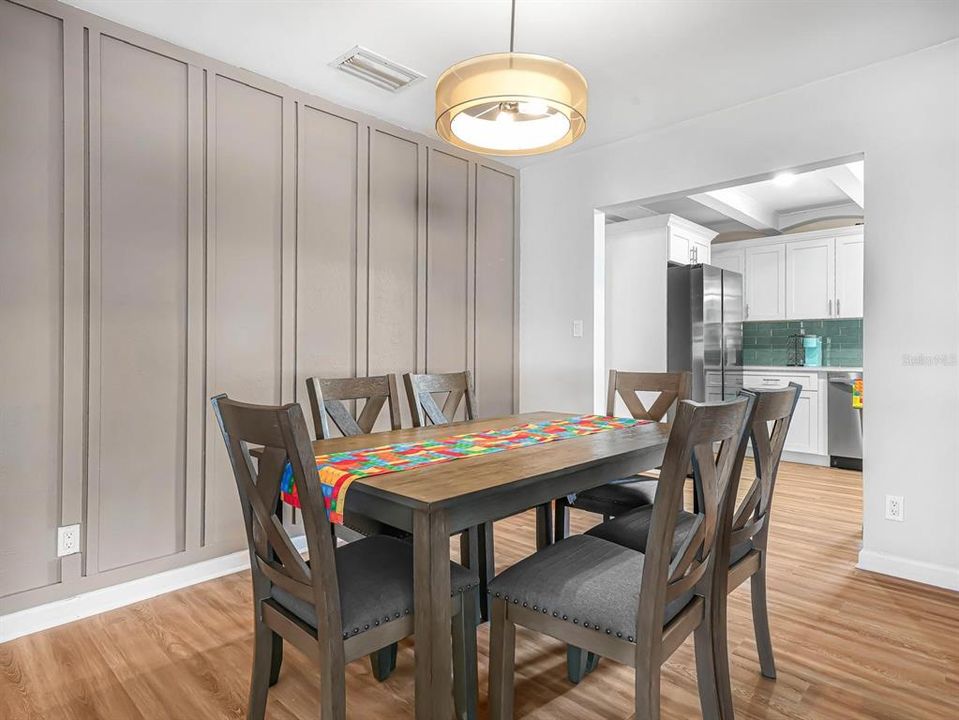 На продажу: $550,000 (5 спален, 2 ванн, 2006 Квадратных фут)