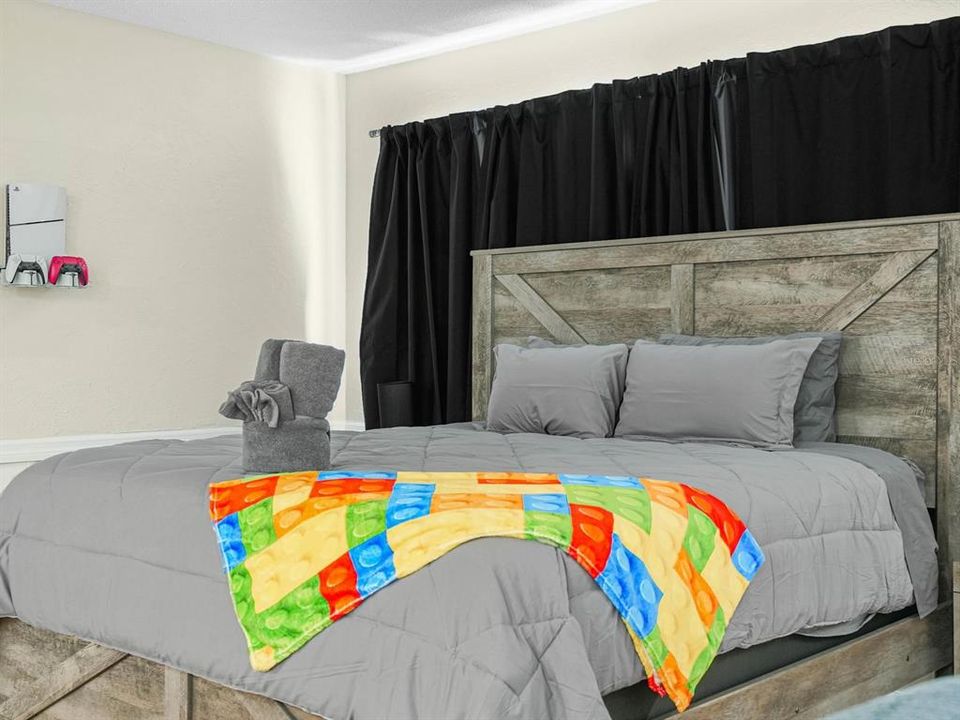 На продажу: $550,000 (5 спален, 2 ванн, 2006 Квадратных фут)