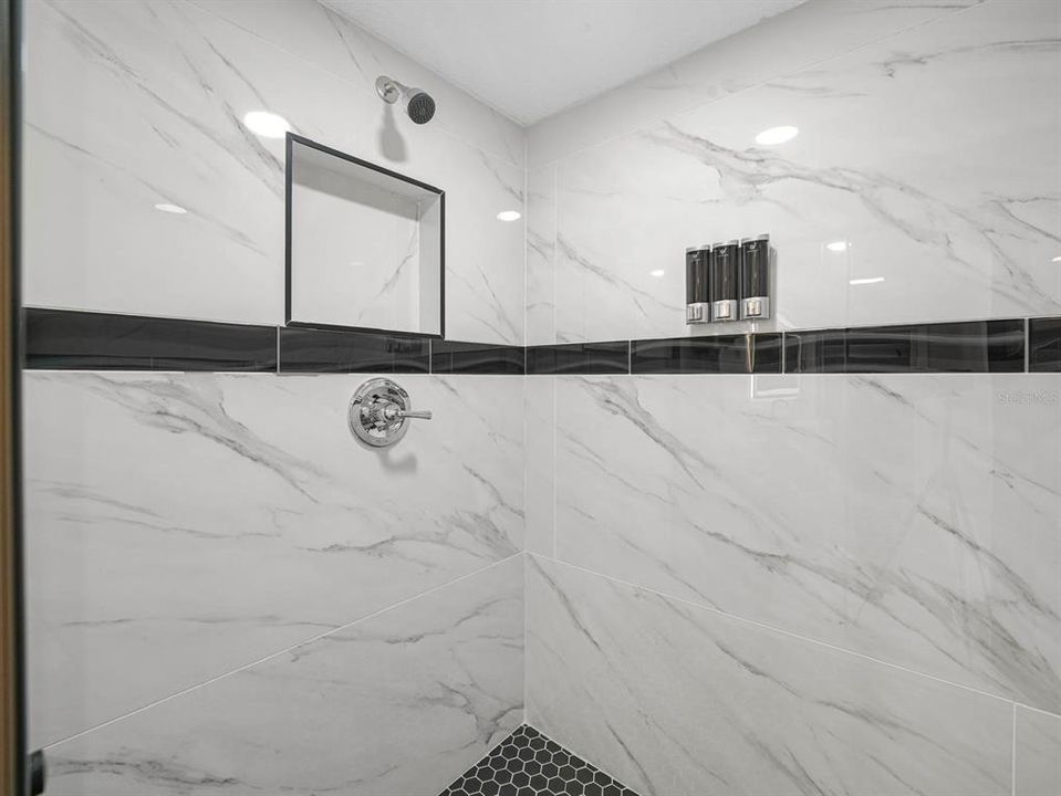 На продажу: $550,000 (5 спален, 2 ванн, 2006 Квадратных фут)