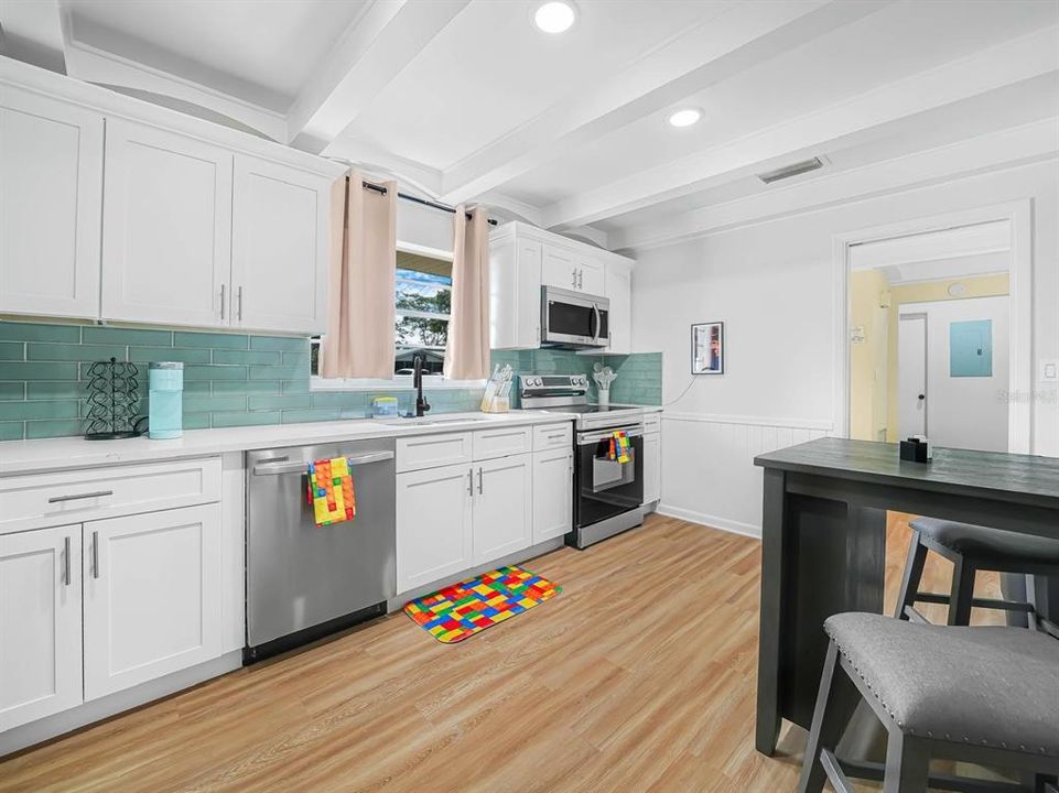 На продажу: $550,000 (5 спален, 2 ванн, 2006 Квадратных фут)