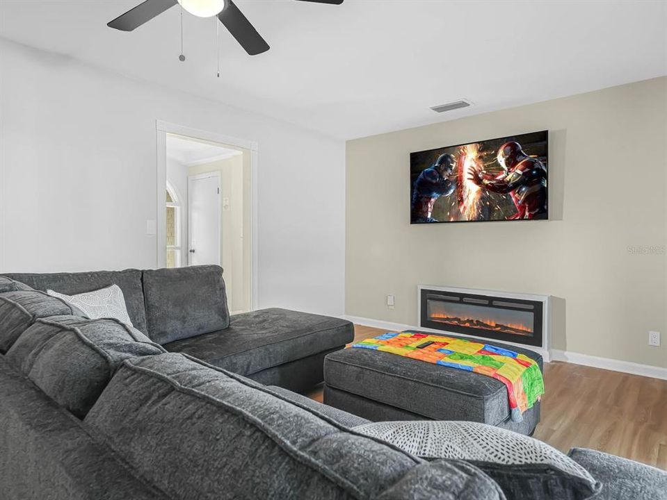 На продажу: $550,000 (5 спален, 2 ванн, 2006 Квадратных фут)