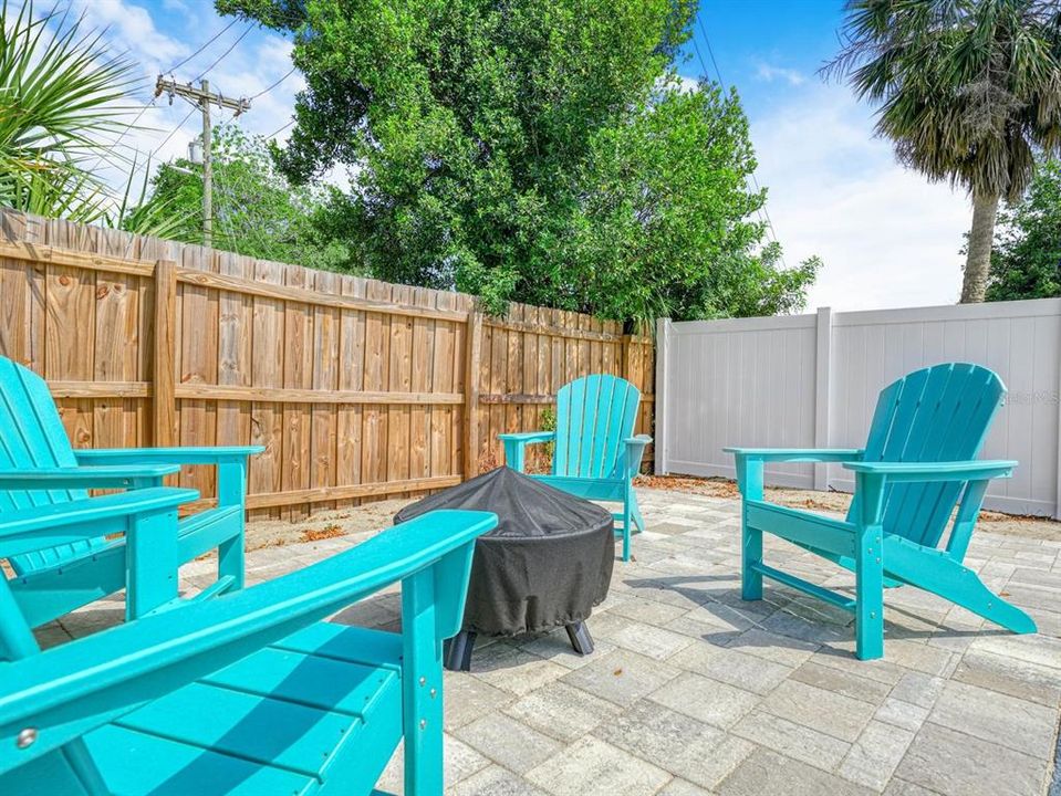 На продажу: $550,000 (5 спален, 2 ванн, 2006 Квадратных фут)