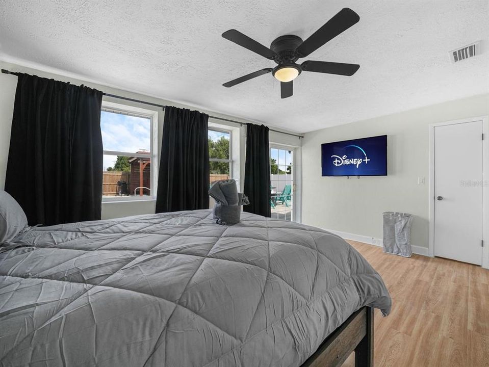 На продажу: $550,000 (5 спален, 2 ванн, 2006 Квадратных фут)