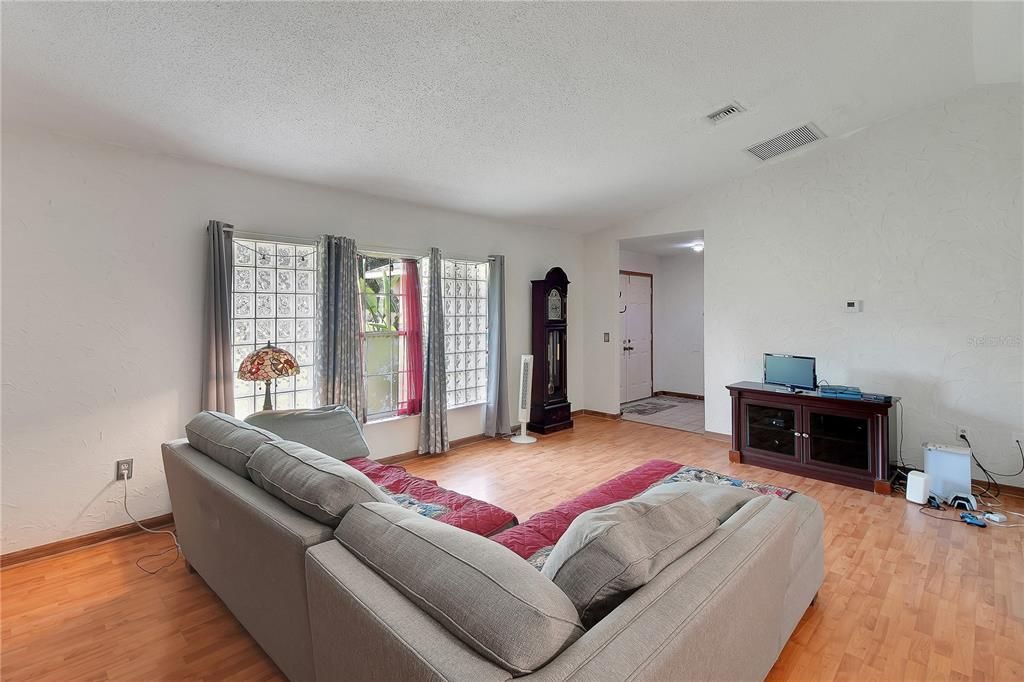 For Sale: $324,999 (3 beds, 2 baths, 1953 Square Feet)