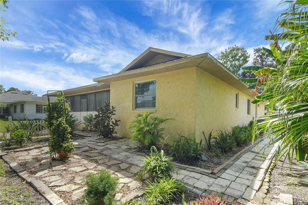 For Sale: $324,999 (3 beds, 2 baths, 1953 Square Feet)