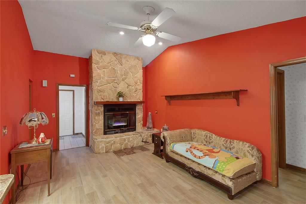 For Sale: $324,999 (3 beds, 2 baths, 1953 Square Feet)