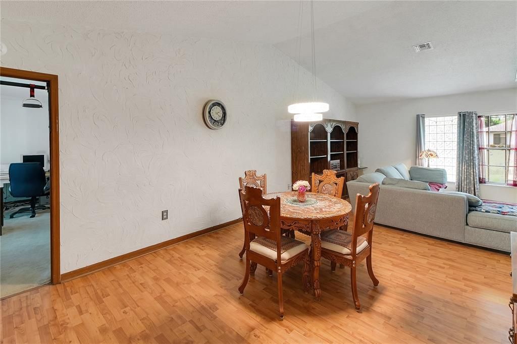 For Sale: $324,999 (3 beds, 2 baths, 1953 Square Feet)