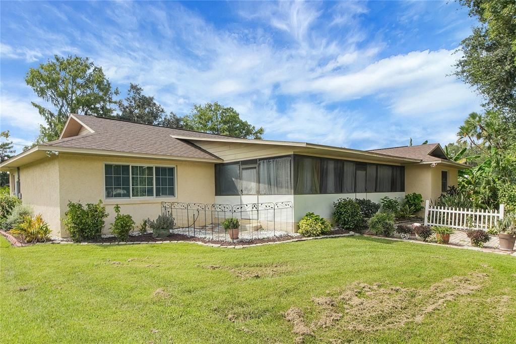 For Sale: $324,999 (3 beds, 2 baths, 1953 Square Feet)