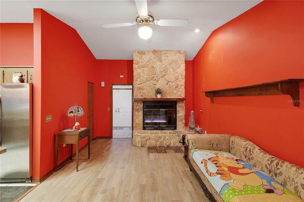 For Sale: $324,999 (3 beds, 2 baths, 1953 Square Feet)