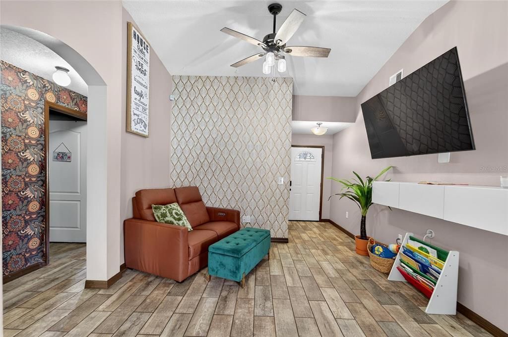 Active With Contract: $280,000 (3 beds, 2 baths, 1104 Square Feet)