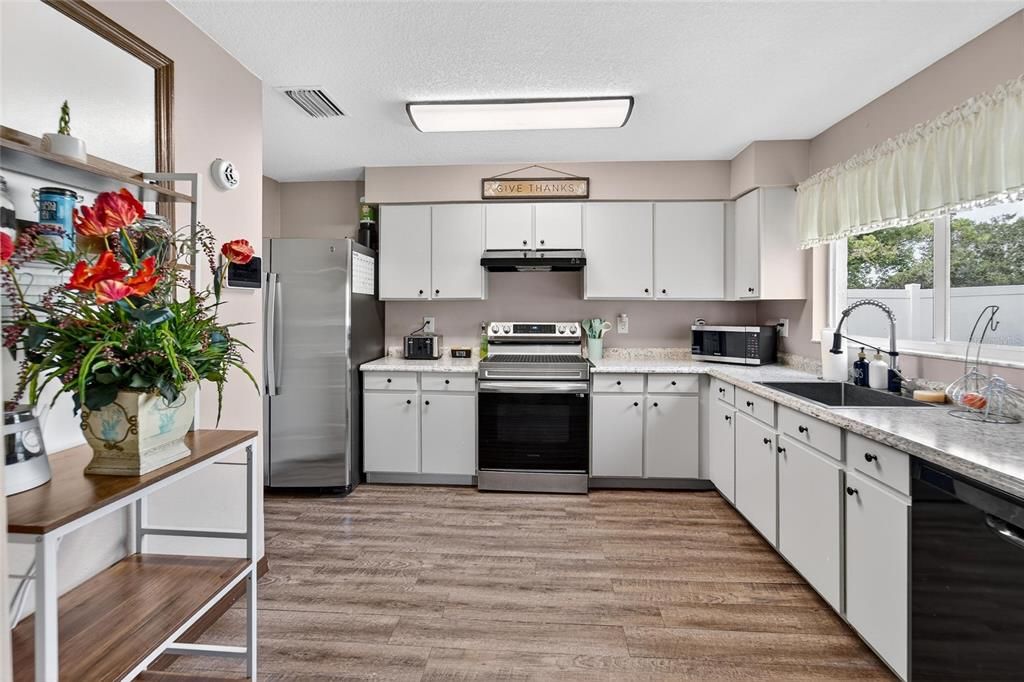 Active With Contract: $280,000 (3 beds, 2 baths, 1104 Square Feet)