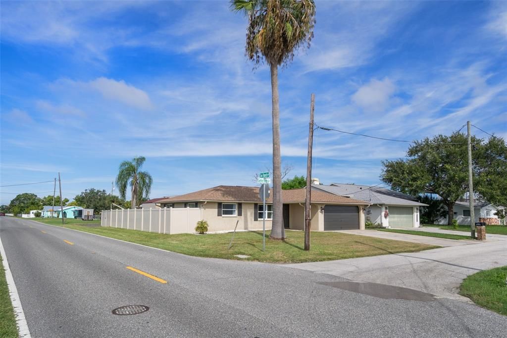 合同活跃: $309,444 (2 贝兹, 2 浴室, 1250 平方英尺)