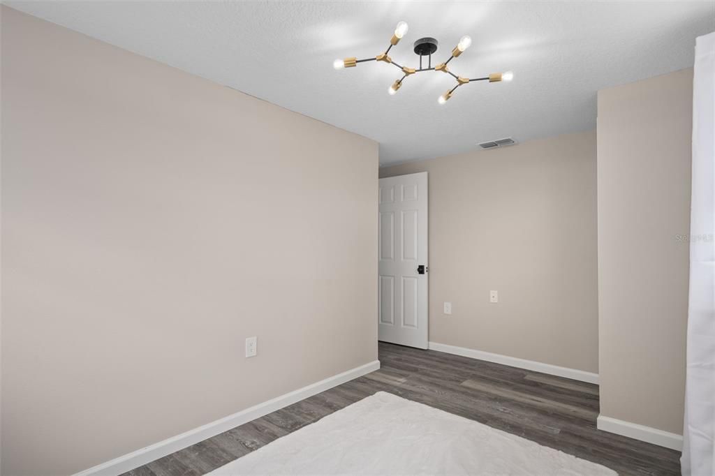 合同活跃: $309,444 (2 贝兹, 2 浴室, 1250 平方英尺)