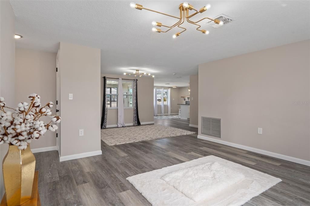 合同活跃: $309,444 (2 贝兹, 2 浴室, 1250 平方英尺)