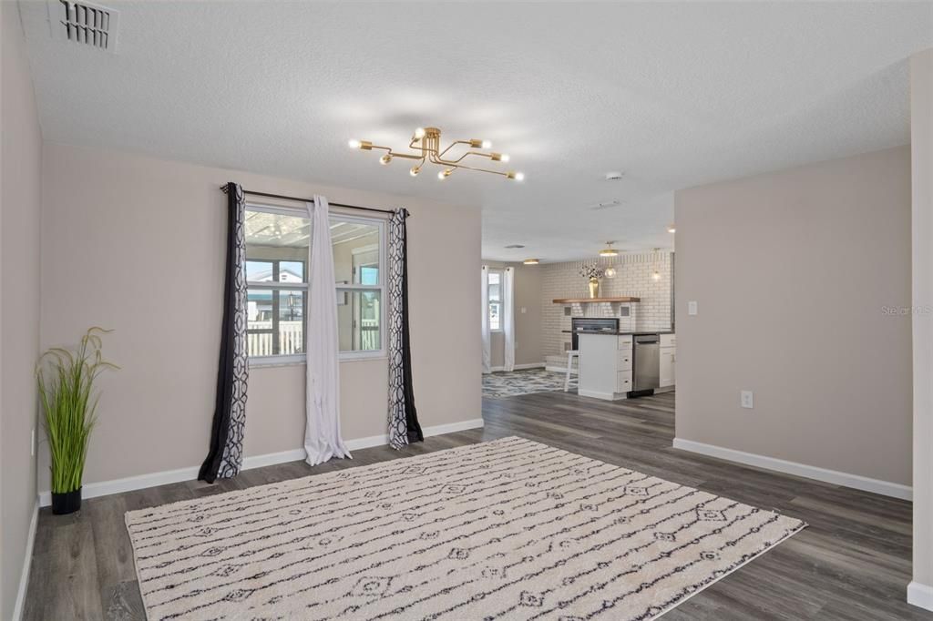 合同活跃: $309,444 (2 贝兹, 2 浴室, 1250 平方英尺)