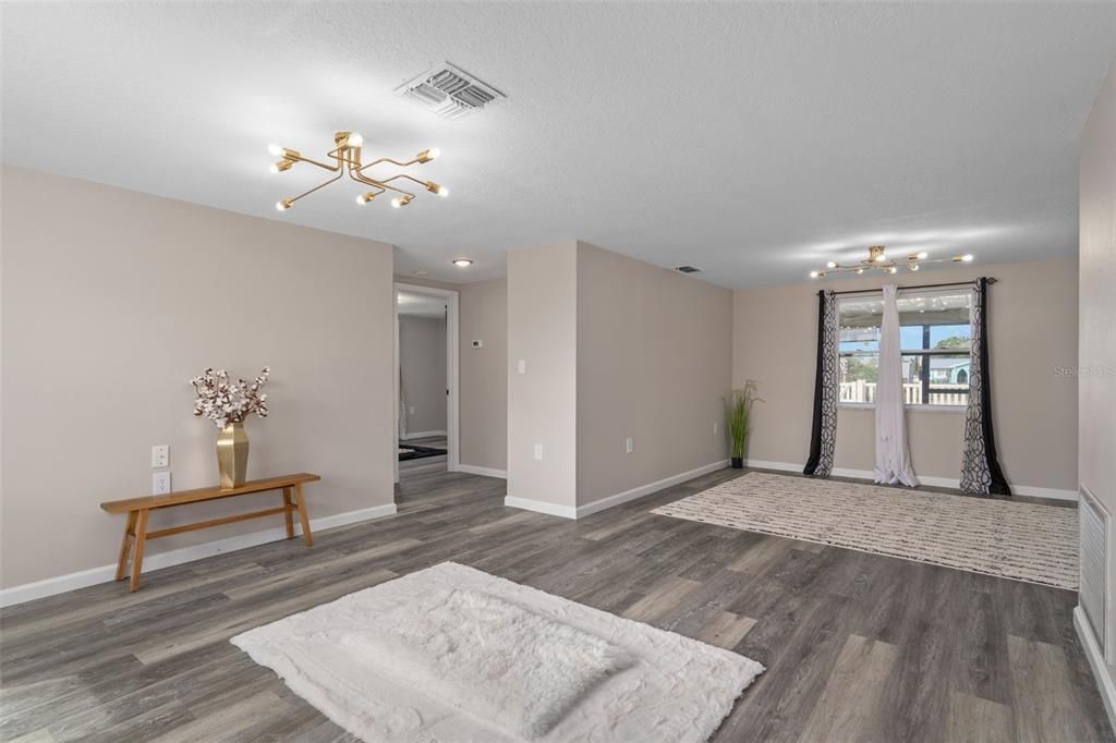 合同活跃: $309,444 (2 贝兹, 2 浴室, 1250 平方英尺)