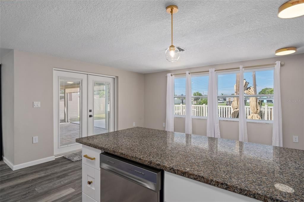 合同活跃: $309,444 (2 贝兹, 2 浴室, 1250 平方英尺)