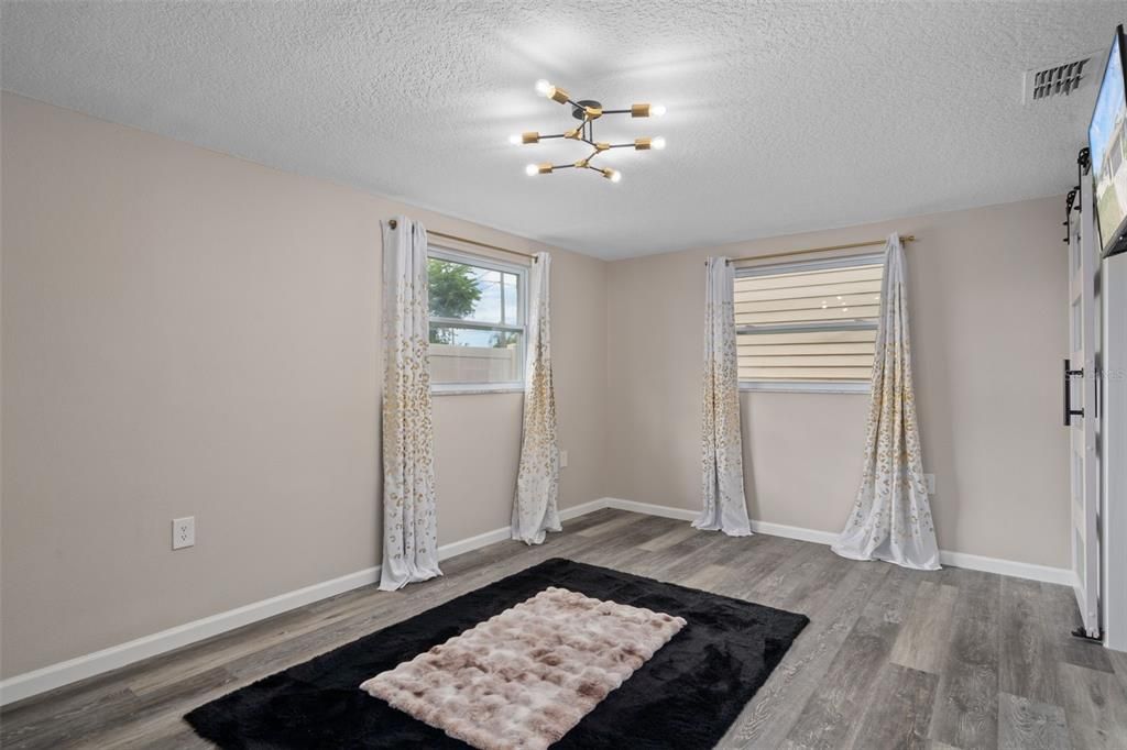 合同活跃: $309,444 (2 贝兹, 2 浴室, 1250 平方英尺)