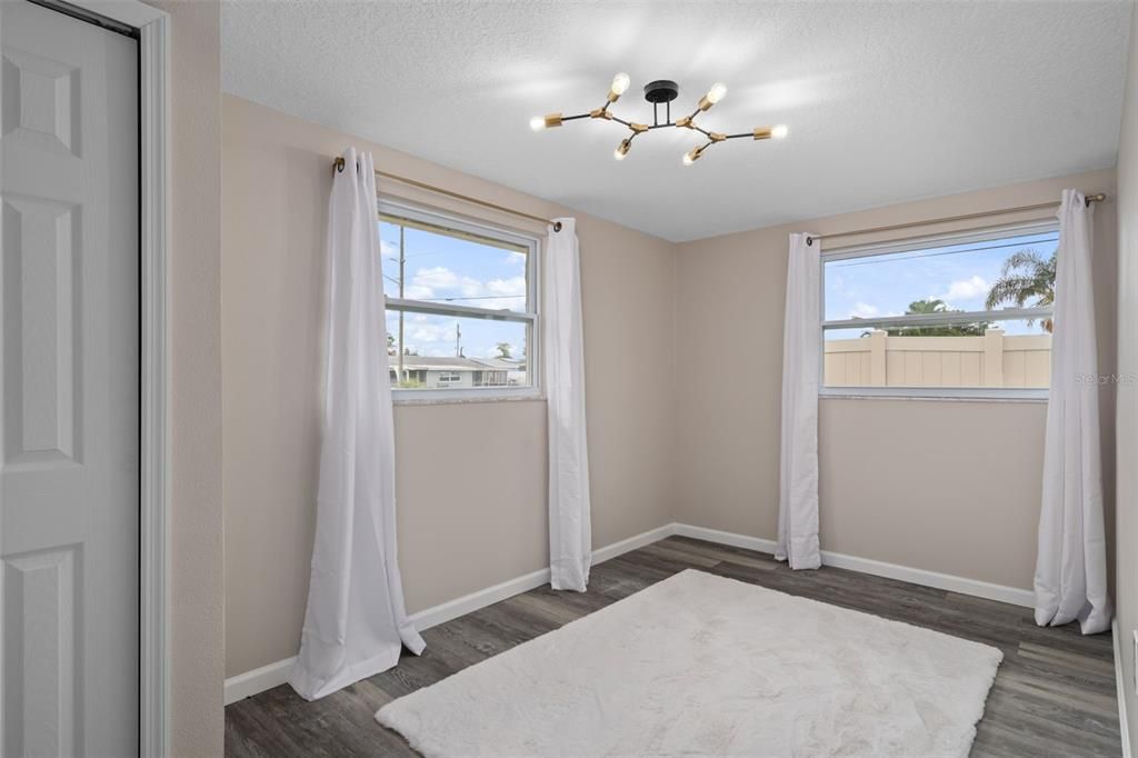 合同活跃: $309,444 (2 贝兹, 2 浴室, 1250 平方英尺)