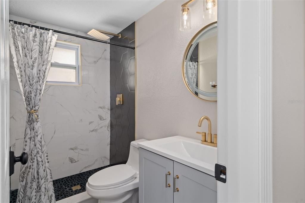 合同活跃: $309,444 (2 贝兹, 2 浴室, 1250 平方英尺)