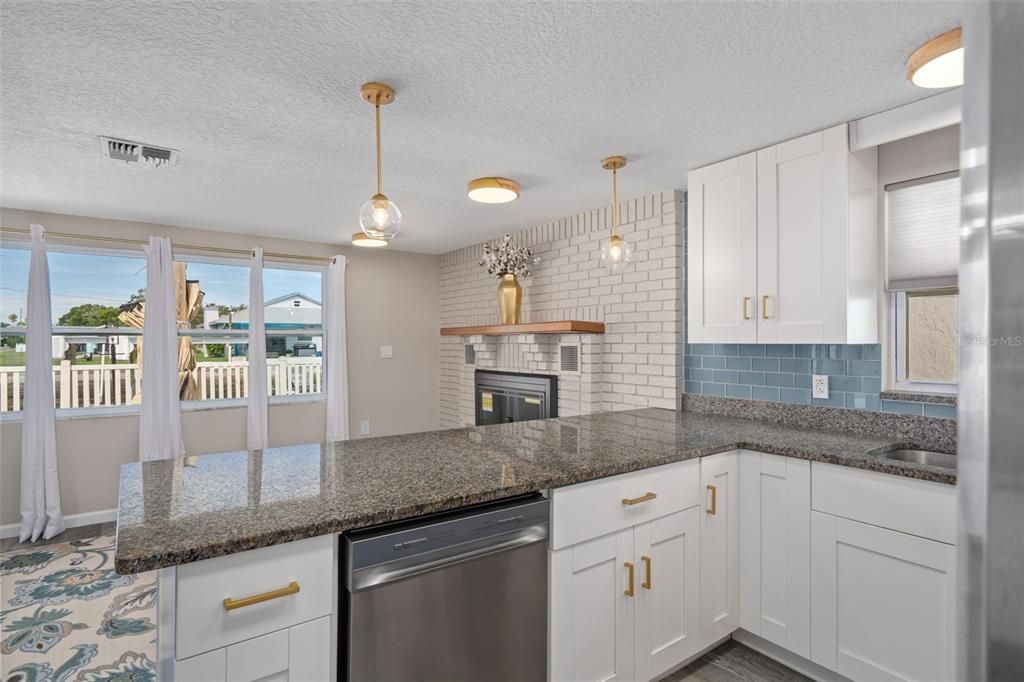 合同活跃: $309,444 (2 贝兹, 2 浴室, 1250 平方英尺)