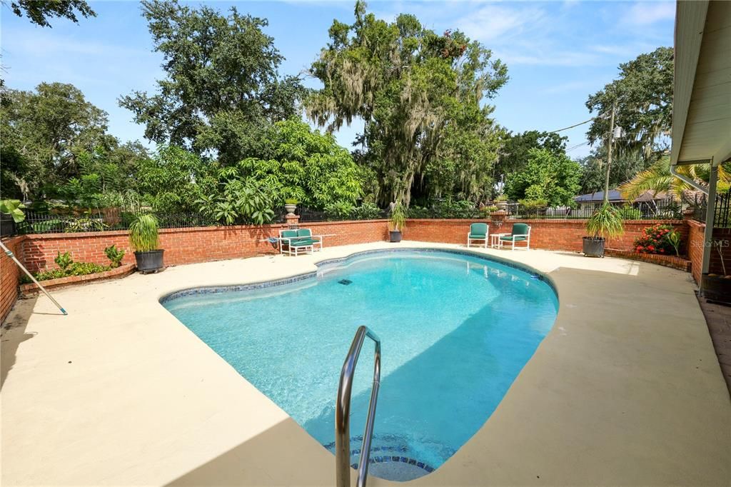 For Sale: $375,000 (3 beds, 3 baths, 2531 Square Feet)