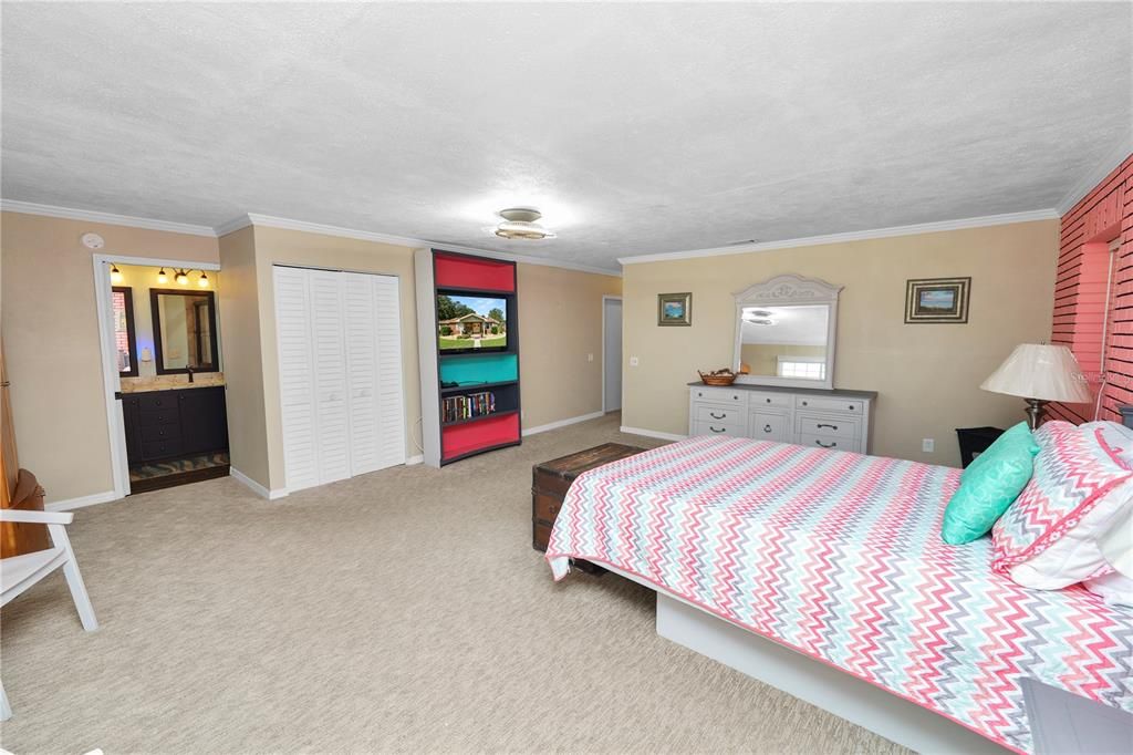 For Sale: $375,000 (3 beds, 3 baths, 2531 Square Feet)