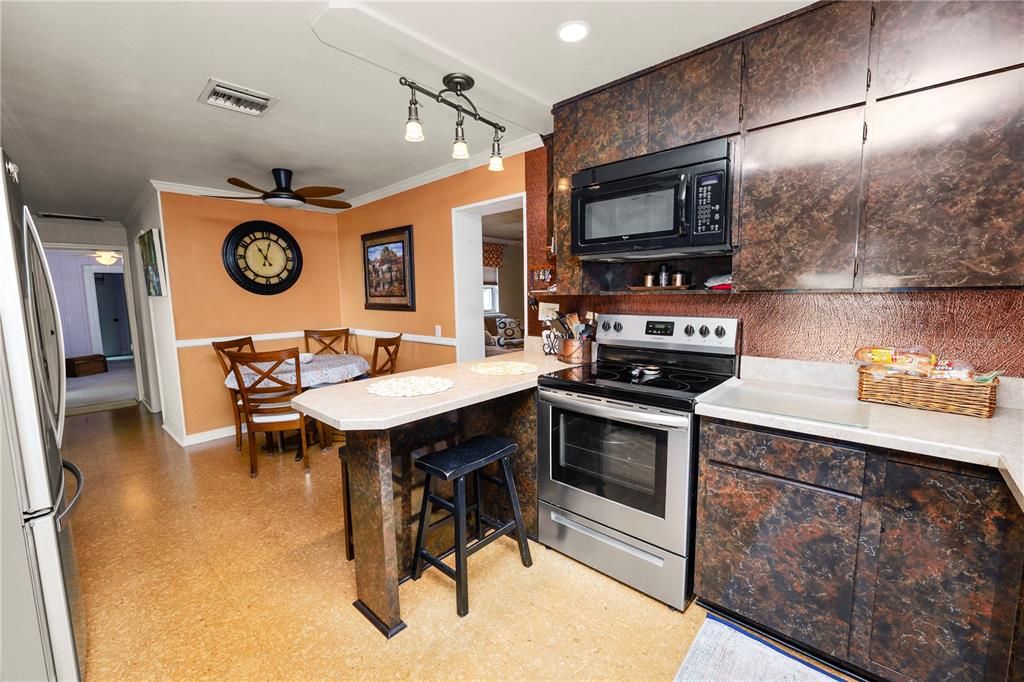 For Sale: $375,000 (3 beds, 3 baths, 2531 Square Feet)